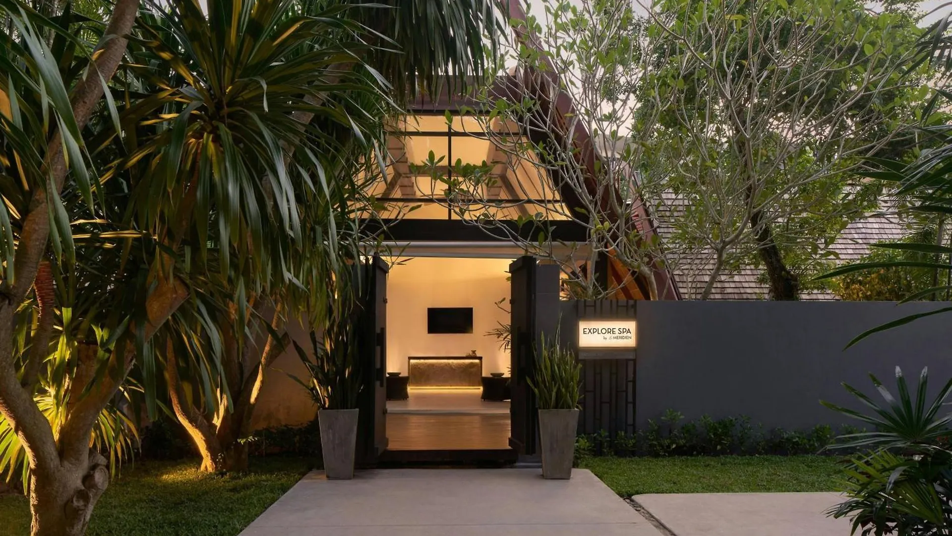 Le Meridien Phuket Mai Khao Beach Resort