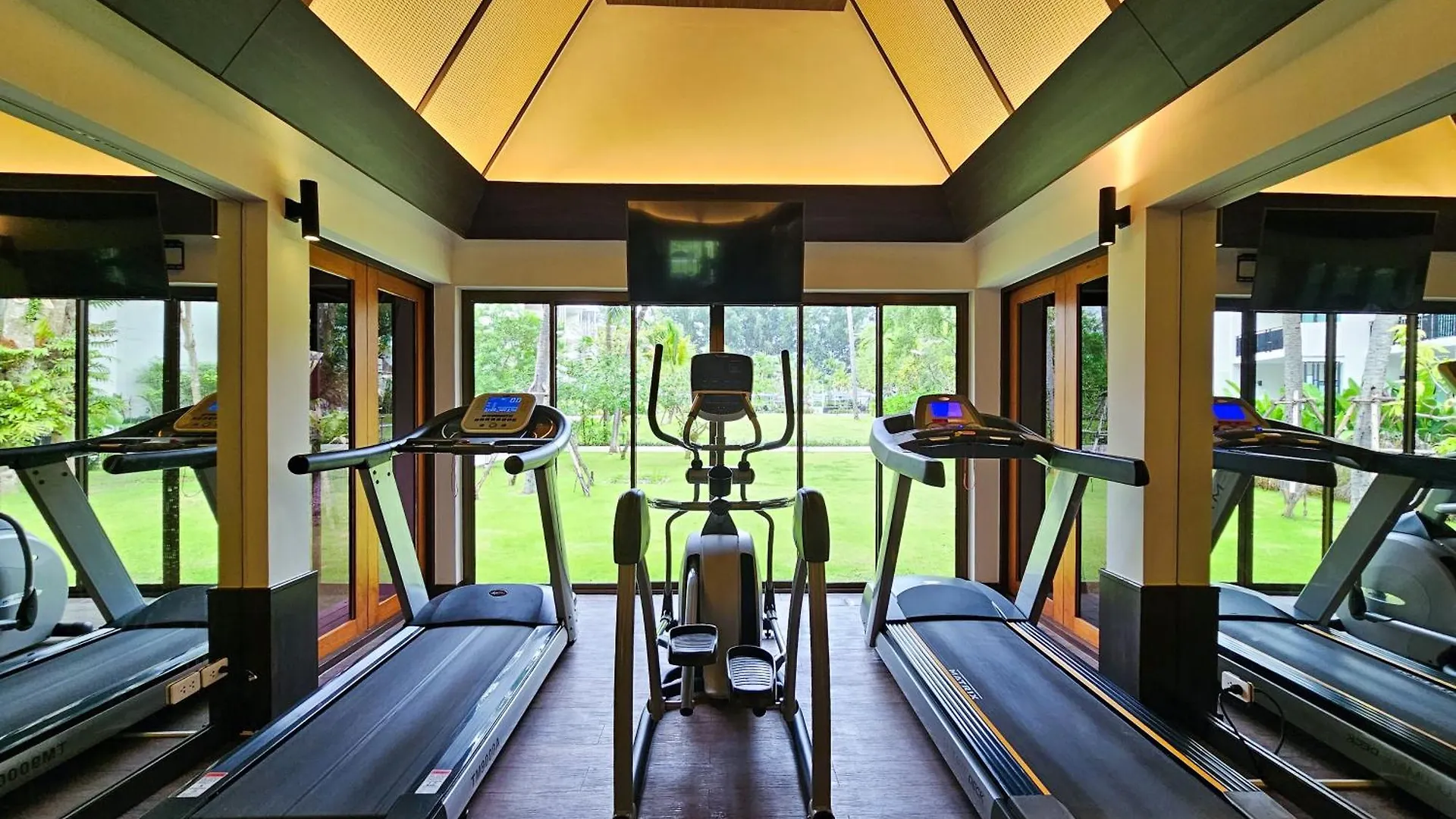 Le Meridien Phuket Mai Khao Beach Resort 5*,