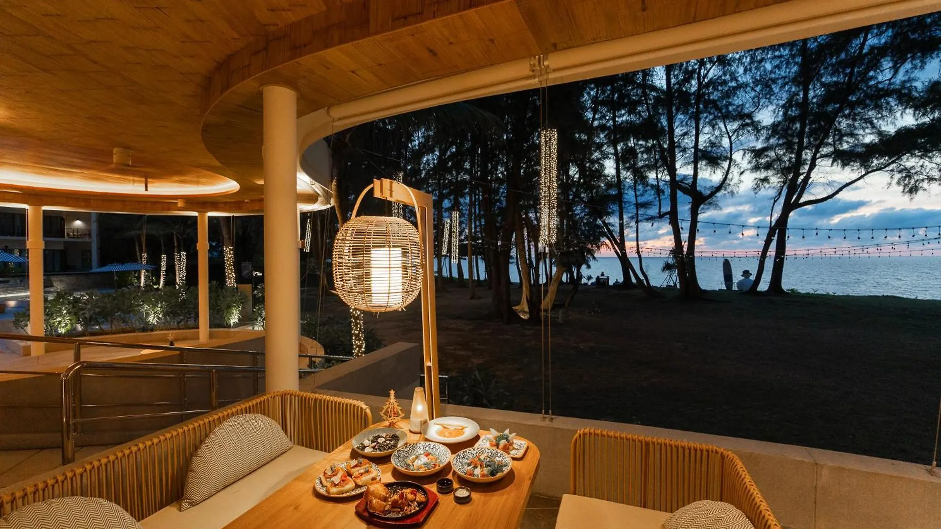 Le Meridien Phuket Mai Khao Beach Resort Hotel