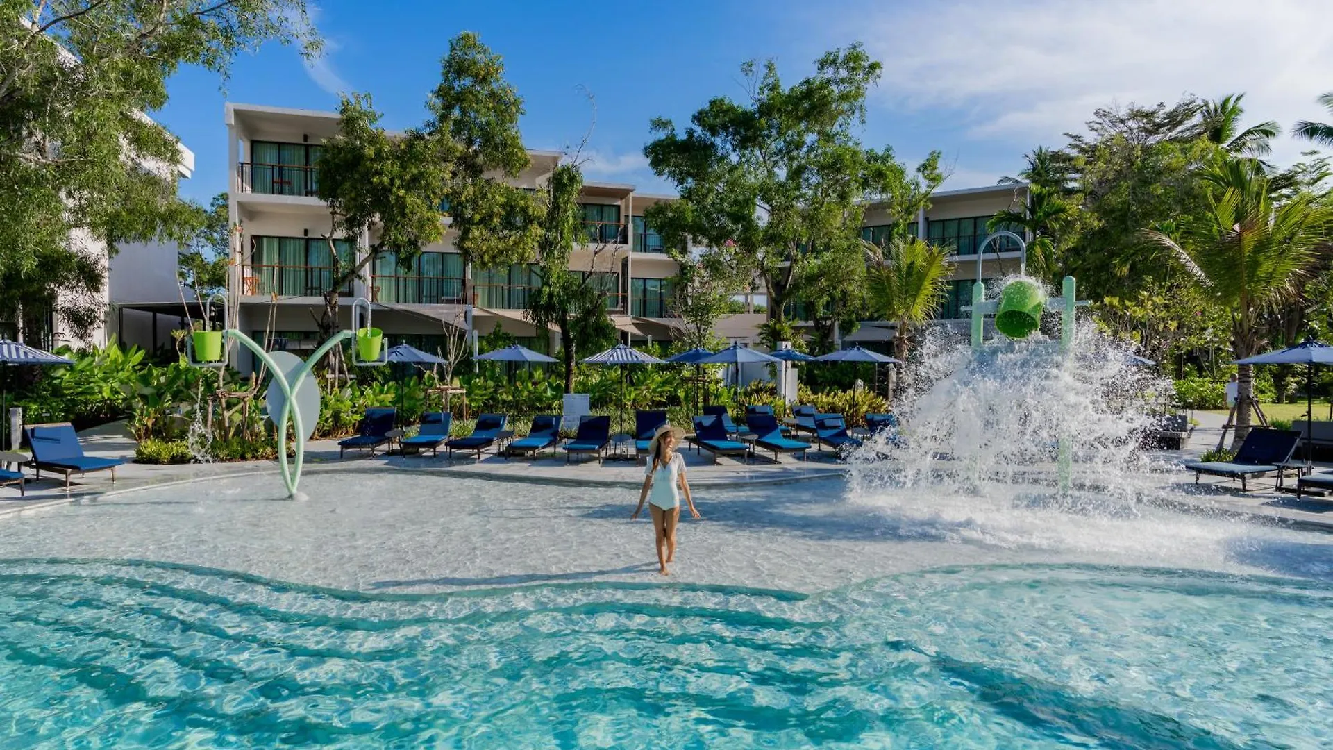 Le Meridien Phuket Mai Khao Beach Resort Hotel