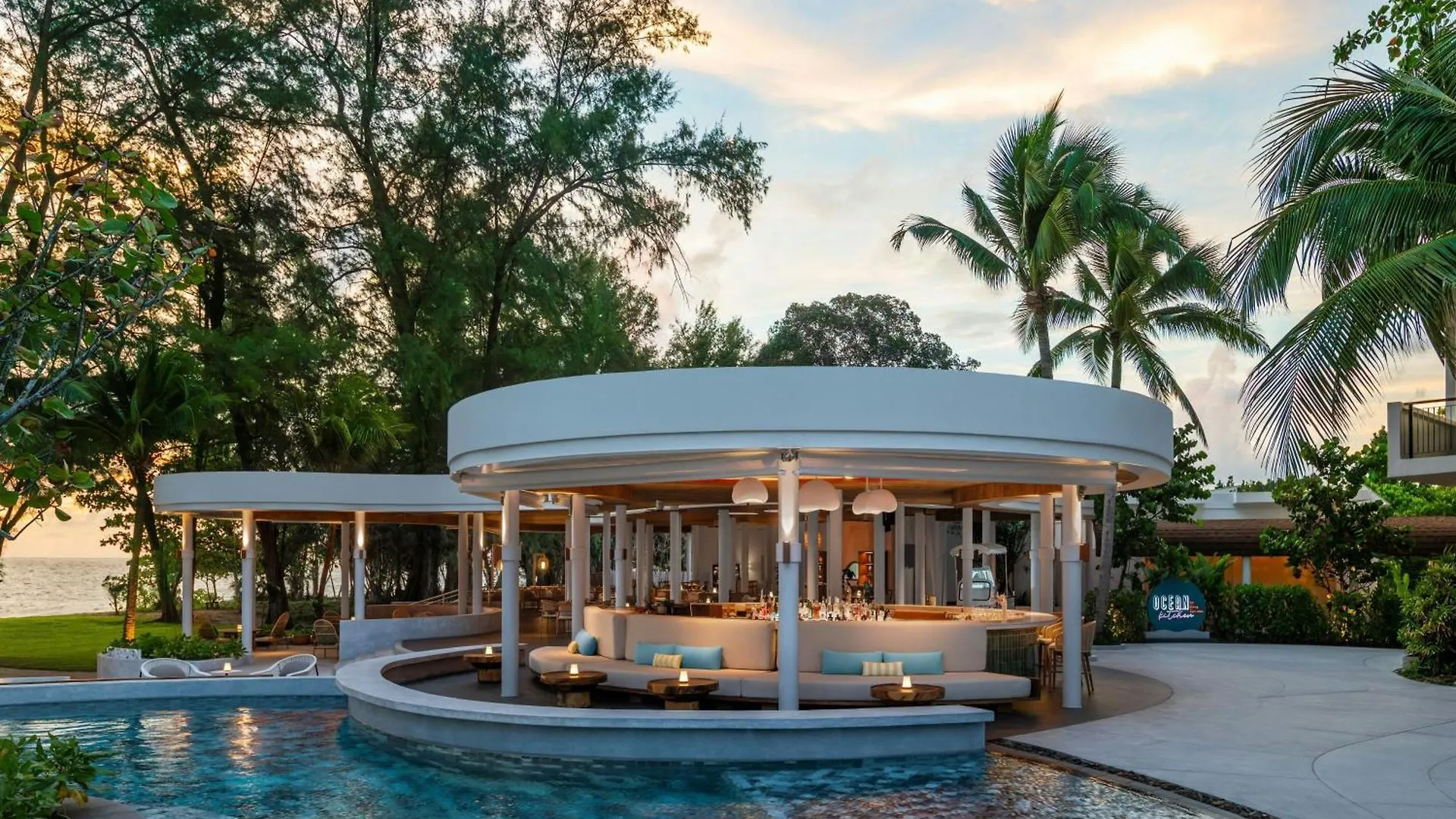 Le Meridien Phuket Mai Khao Beach Resort 5*,  Thailand