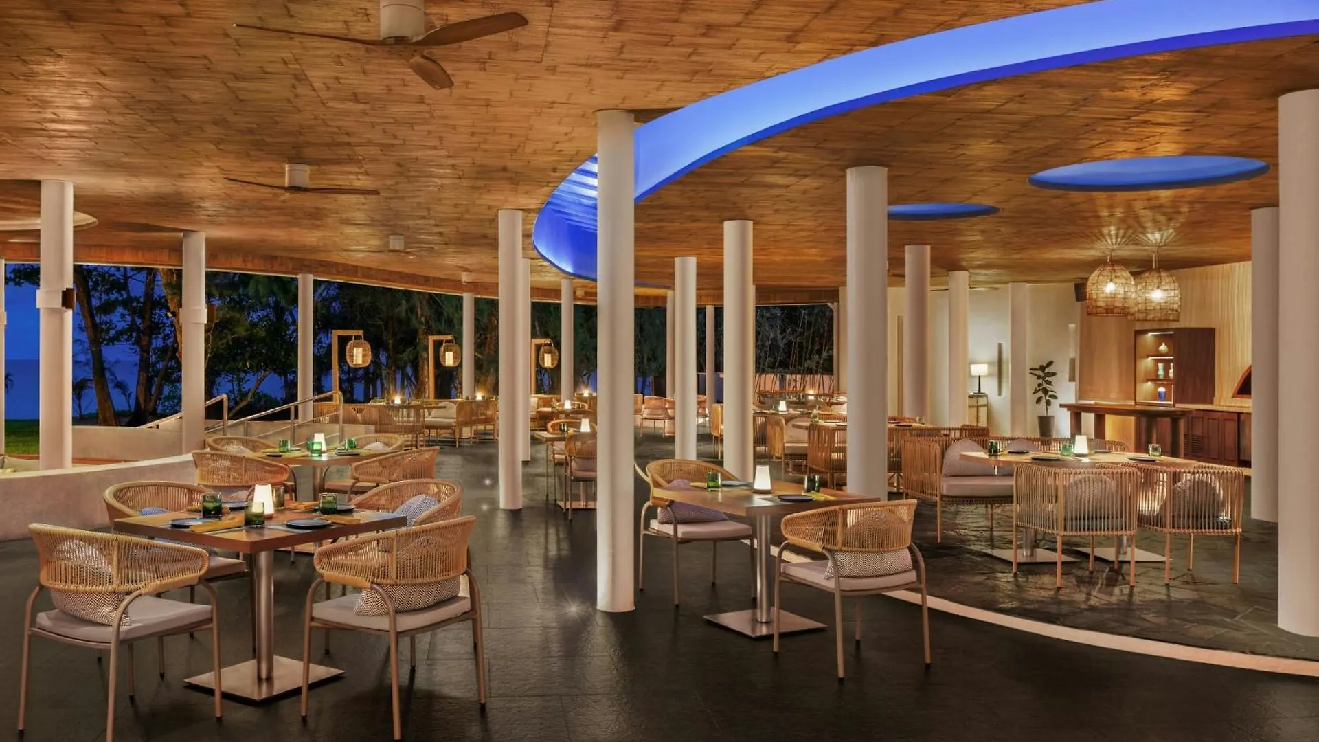 Le Meridien Phuket Mai Khao Beach Resort Hotel