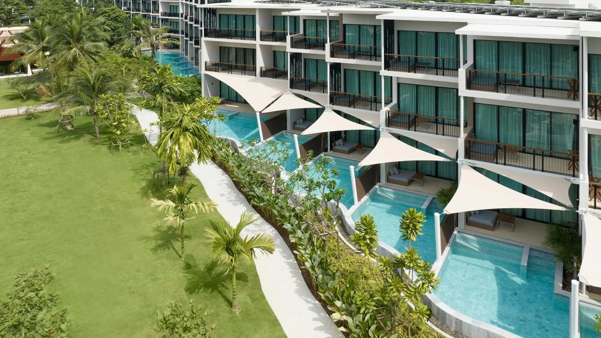 Le Meridien Phuket Mai Khao Beach Resort 5*,