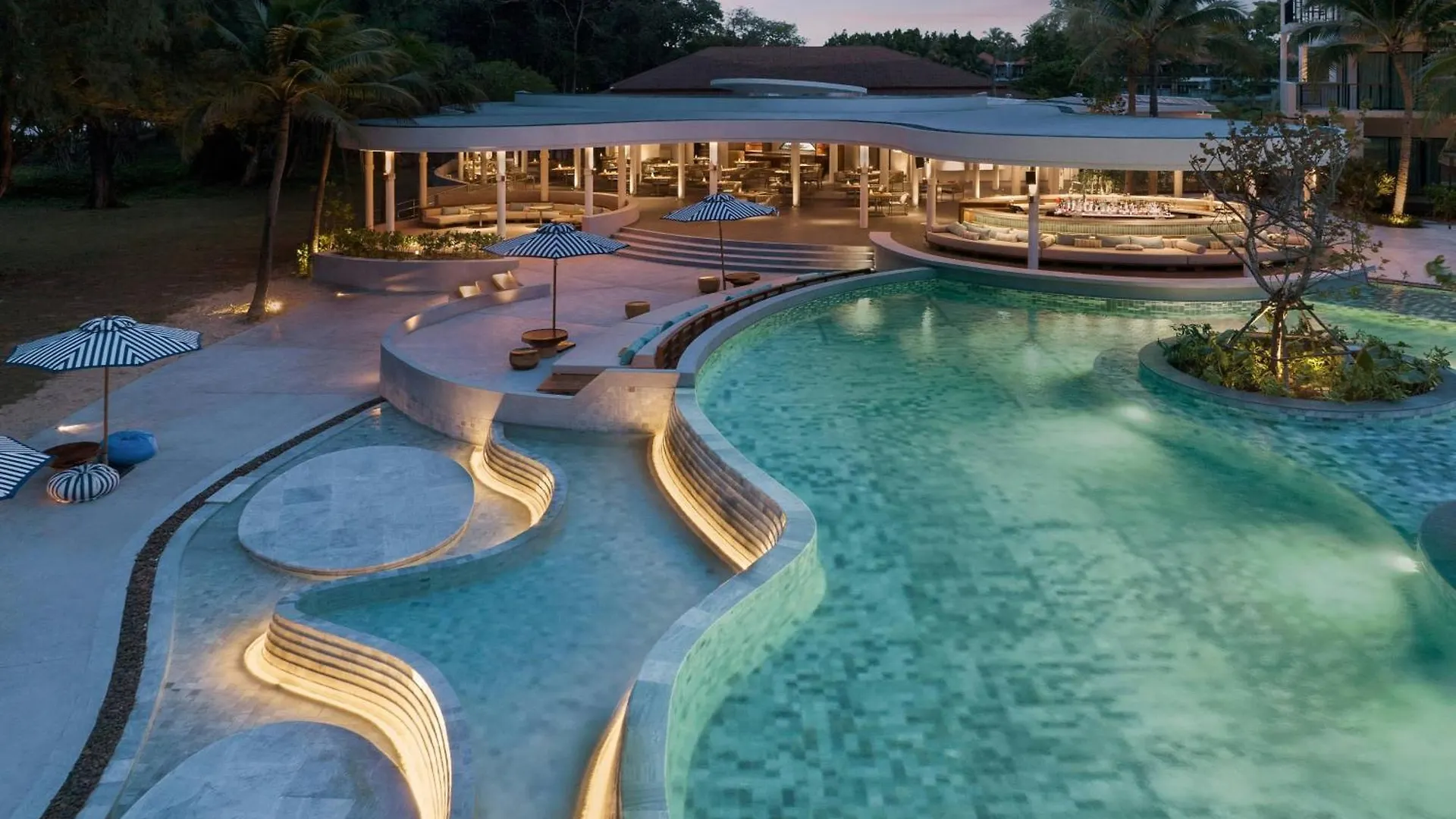 Le Meridien Phuket Mai Khao Beach Resort Hotel