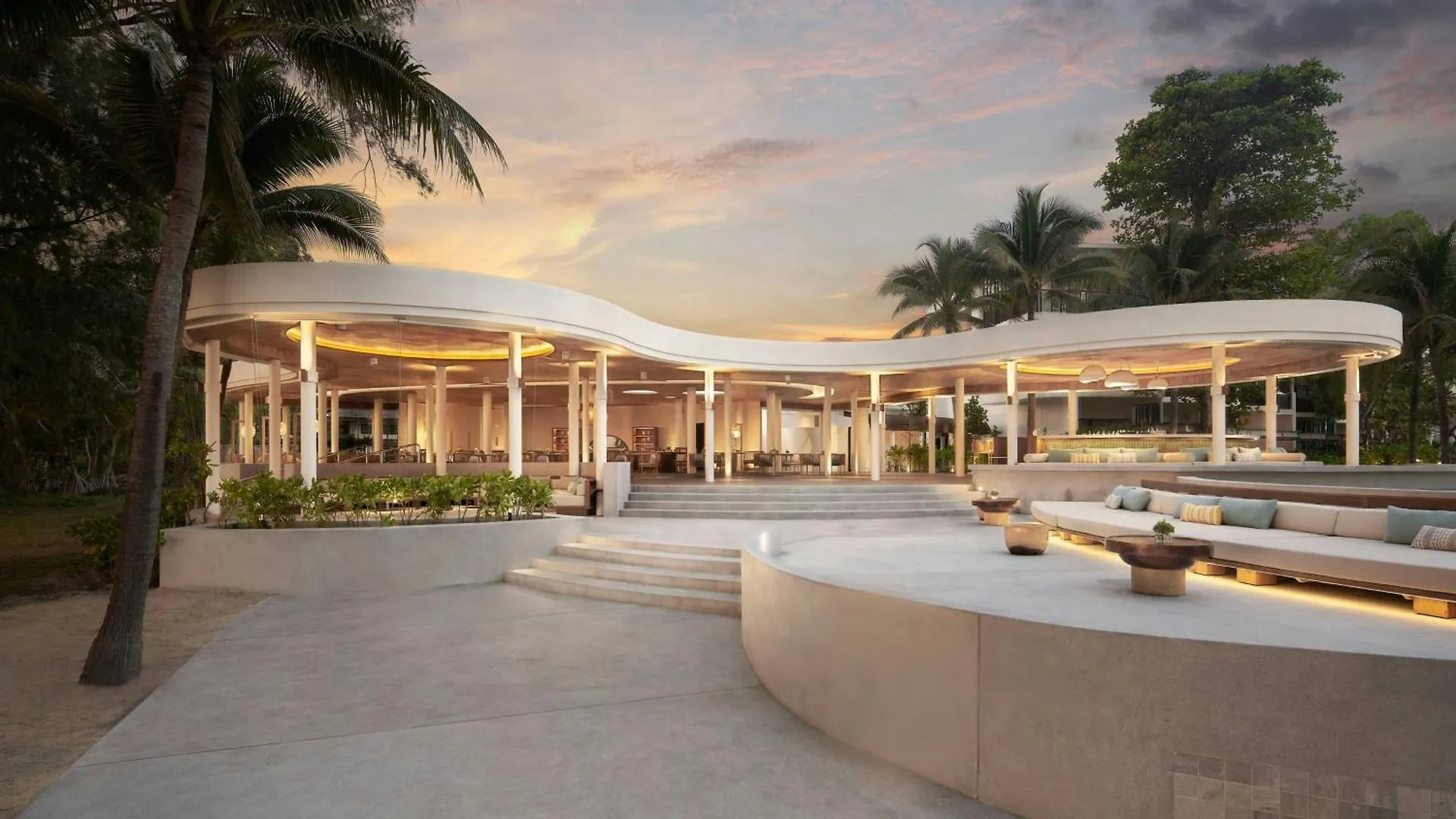 Le Meridien Phuket Mai Khao Beach Resort