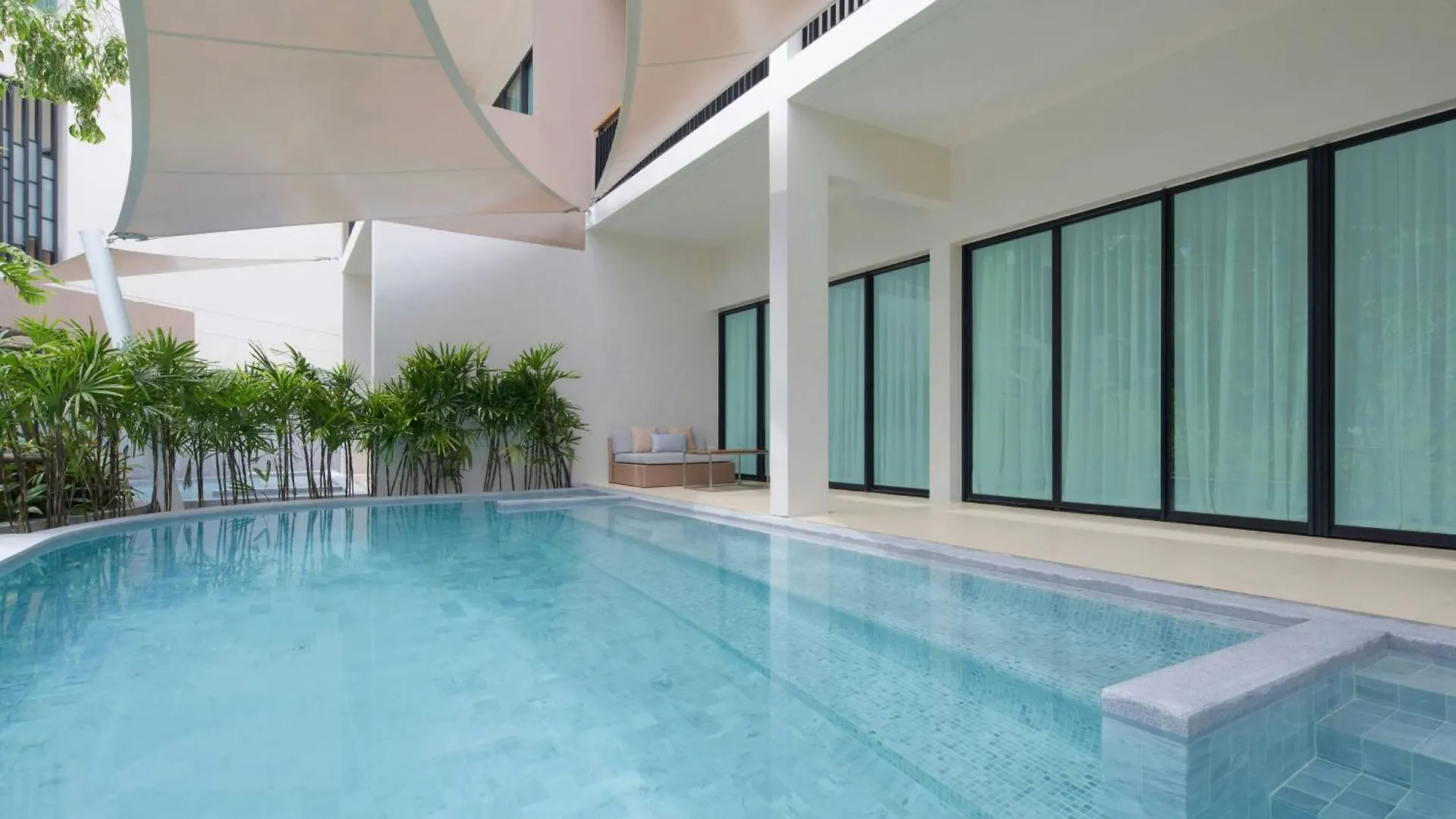 Le Meridien Phuket Mai Khao Beach Resort Hotel