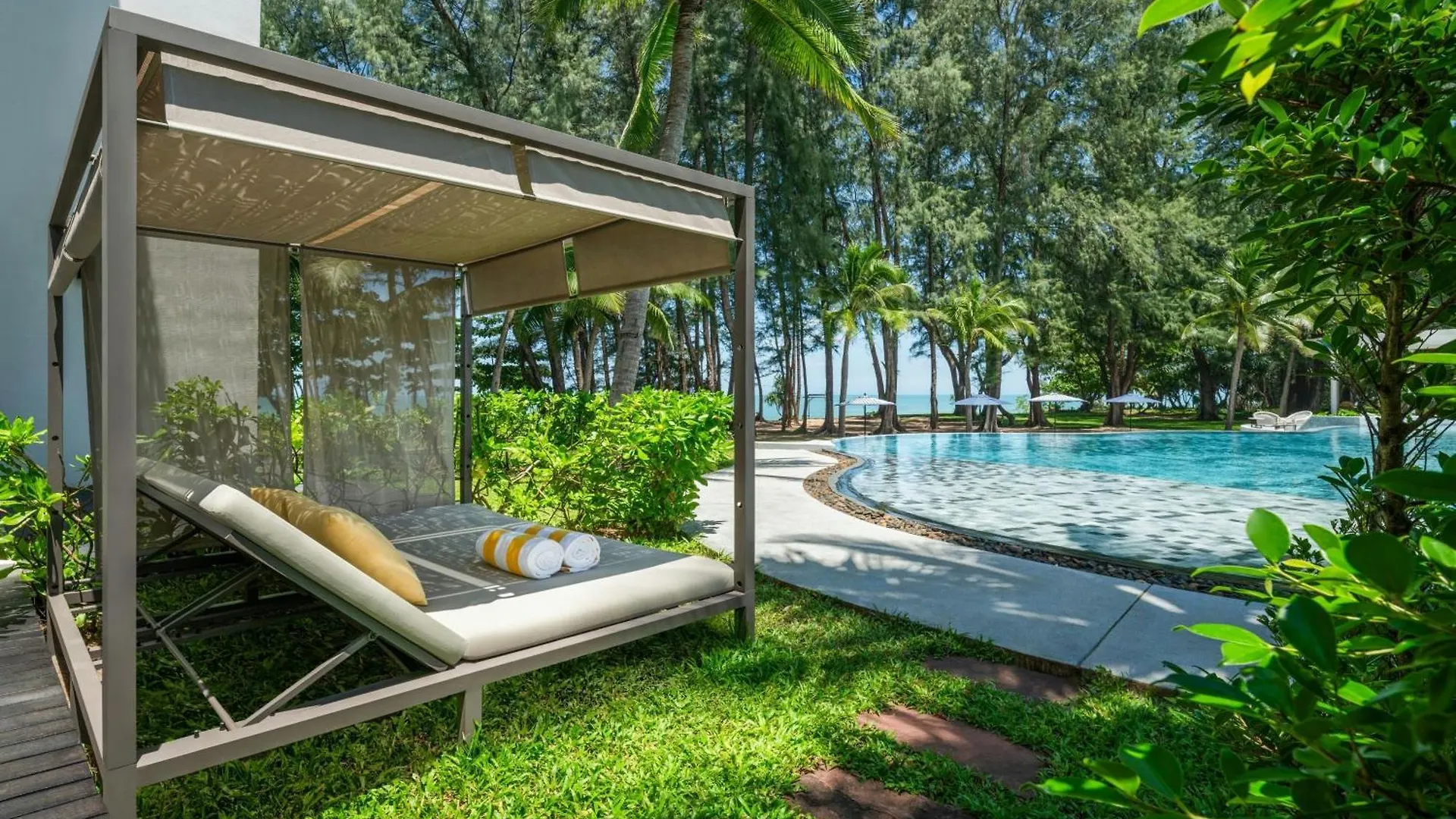 Le Meridien Phuket Mai Khao Beach Resort