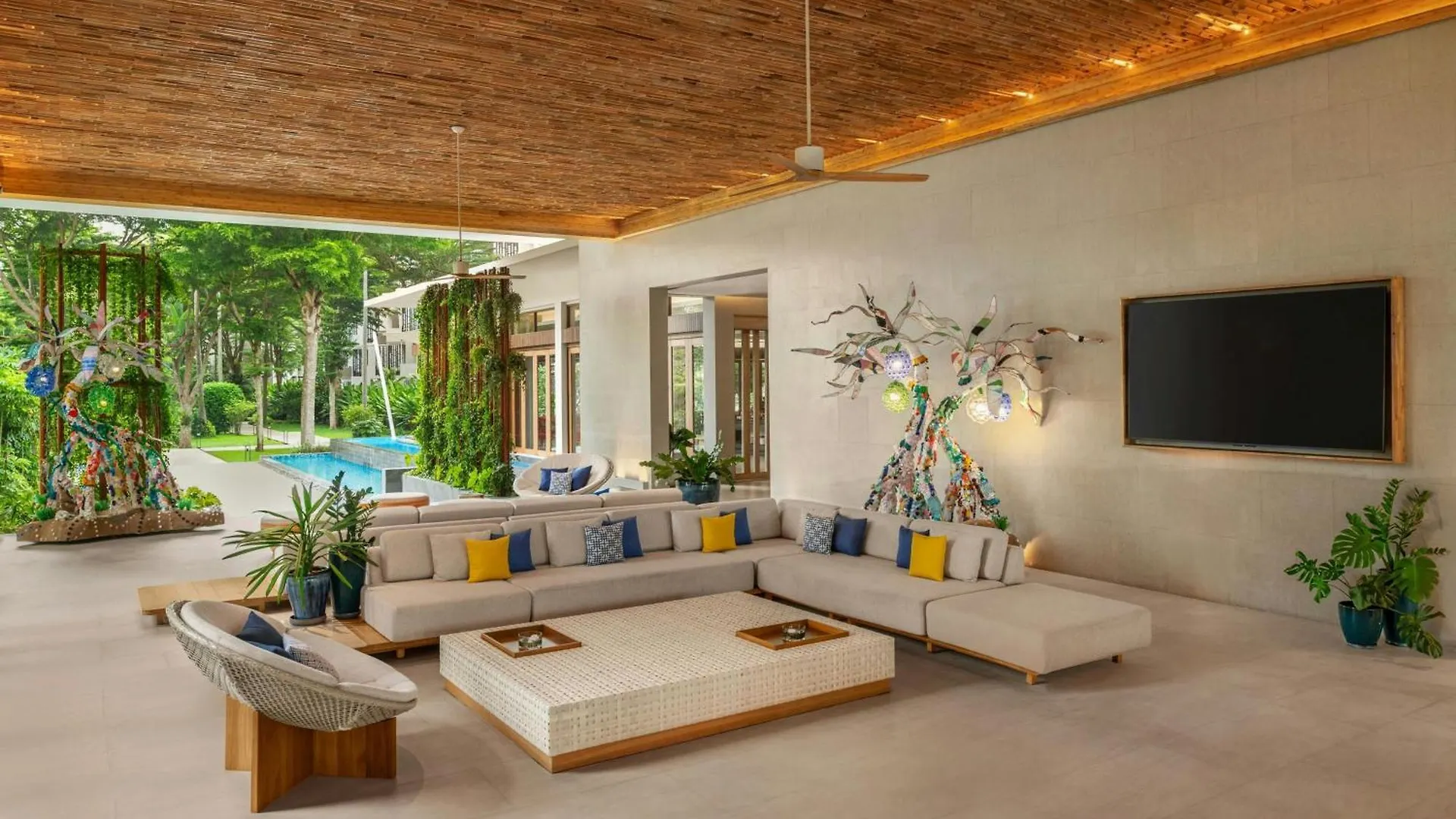 Le Meridien Phuket Mai Khao Beach Resort 5*,
